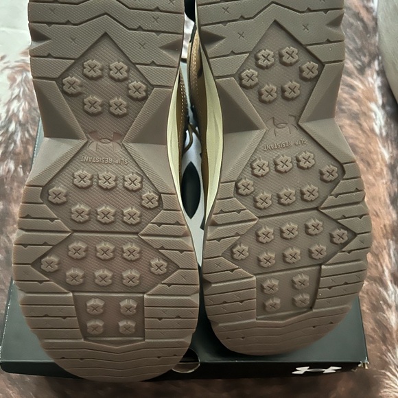 Under Armour men’s Stellar boots NIB size 9 - Picture 3 of 5